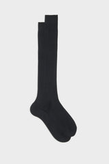 Bresciani Cesare socks in extrafine mercerised Egyptian cotton, in a solid navy color with ribbed knit texture.