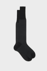 Bresciani Giulio long socks in extrafine mercerised Egyptian cotton, in a solid black color with a herringbone pattern.