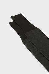 Close-up of the herringbone pattern and the high cuff on Bresciani Giulio socks, in a black color.