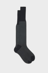 Bresciani Giulio long socks in extrafine mercerised Egyptian cotton, in a solid dark grey color with a herringbone pattern.