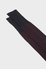 Close-up of the fine ribbed texture on the cuff of Bresciani Mario socks, in a navy red color.