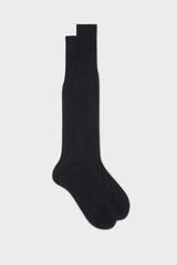 Bresciani Celio long socks in 100% Organzino silk, in a solid navy color with a single rib detail.