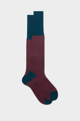 Bresciani Giulio long socks in extrafine mercerised Egyptian cotton, in a solid red peacock color with a herringbone pattern.