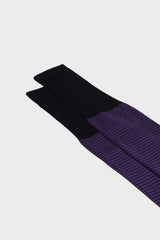 Close-up of the houndstooth pattern on the cuff of Bresciani Leo socks, in a blue amethyst color.