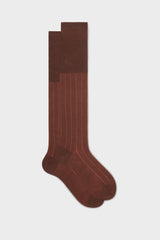 Bresciani Leone long socks in extrafine mercerised Egyptian cotton, in a solid rust color with a ribbed knit texture.