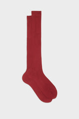 Bresciani Cesare socks in extrafine mercerised Egyptian cotton, in a solid cherry color with ribbed knit texture.